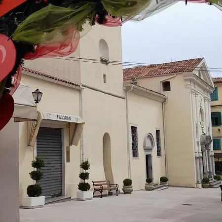 Pinia With Free Parking
